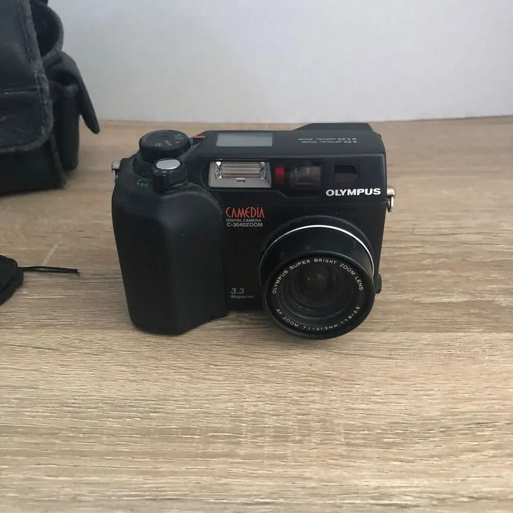 Olympus Camedia C-3040 Zoom Digital Camera 3.3 MP With Stand Case Remote Tested